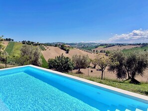 A swimming pool with a view of rolling hills and trees. - Historic House With Swimming Pool, Barbecue, gym in Senigallia - The Quercia (Senigallia)