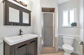 Sèche-cheveux, bidet, serviettes fournies, savon