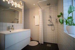 Shower, towels, soap, toilet paper - House with sea view inside the walls (Visby)