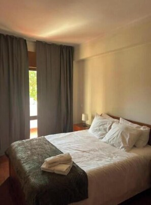 2 habitaciones, tabla de planchar con plancha, wifi y ropa de cama 