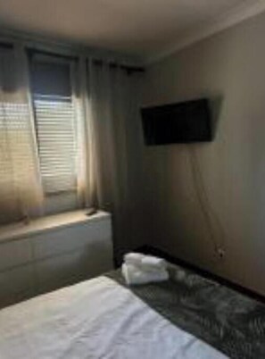 2 habitaciones, tabla de planchar con plancha, wifi y ropa de cama 