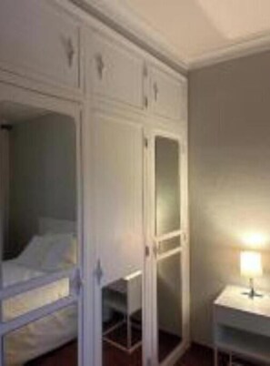 2 habitaciones, tabla de planchar con plancha, wifi y ropa de cama 