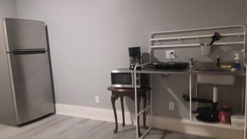 Frigorífic, microones, placa de cuina i cafetera i tetera