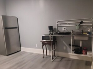 Kühlschrank, Mikrowelle, Herdplatte, Wasserkocher mit Kaffee-/Teezubehör