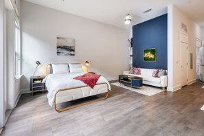 Studio, 1 King Bed, Non Smoking | Blackout drapes, iron/ironing board, free WiFi - Ellison on Broad (Greenville)