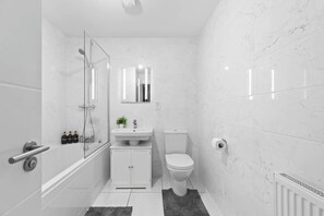 Ducha, secador de pelo, toallas