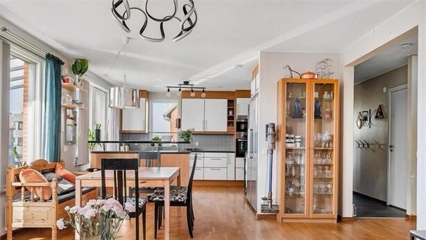 House, 5 Bedrooms, Balcony | Dining