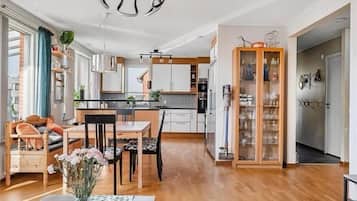 House, 5 Bedrooms, Balcony | Dining