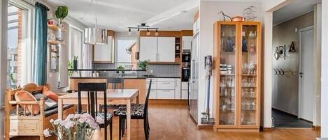 Casa, 5 habitaciones, balcón | Restaurantes