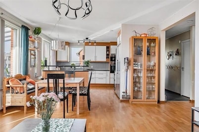 5-bed-rooms House With Jacuzzi, Free Parking, and 2 Toilets-bath in Malmö