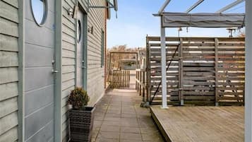House, 5 Bedrooms, Balcony | Exterior