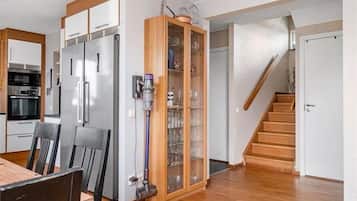 House, 5 Bedrooms, Balcony | Interior