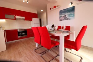 Réfrigérateur, four à micro-ondes, un four, surface de cuisson