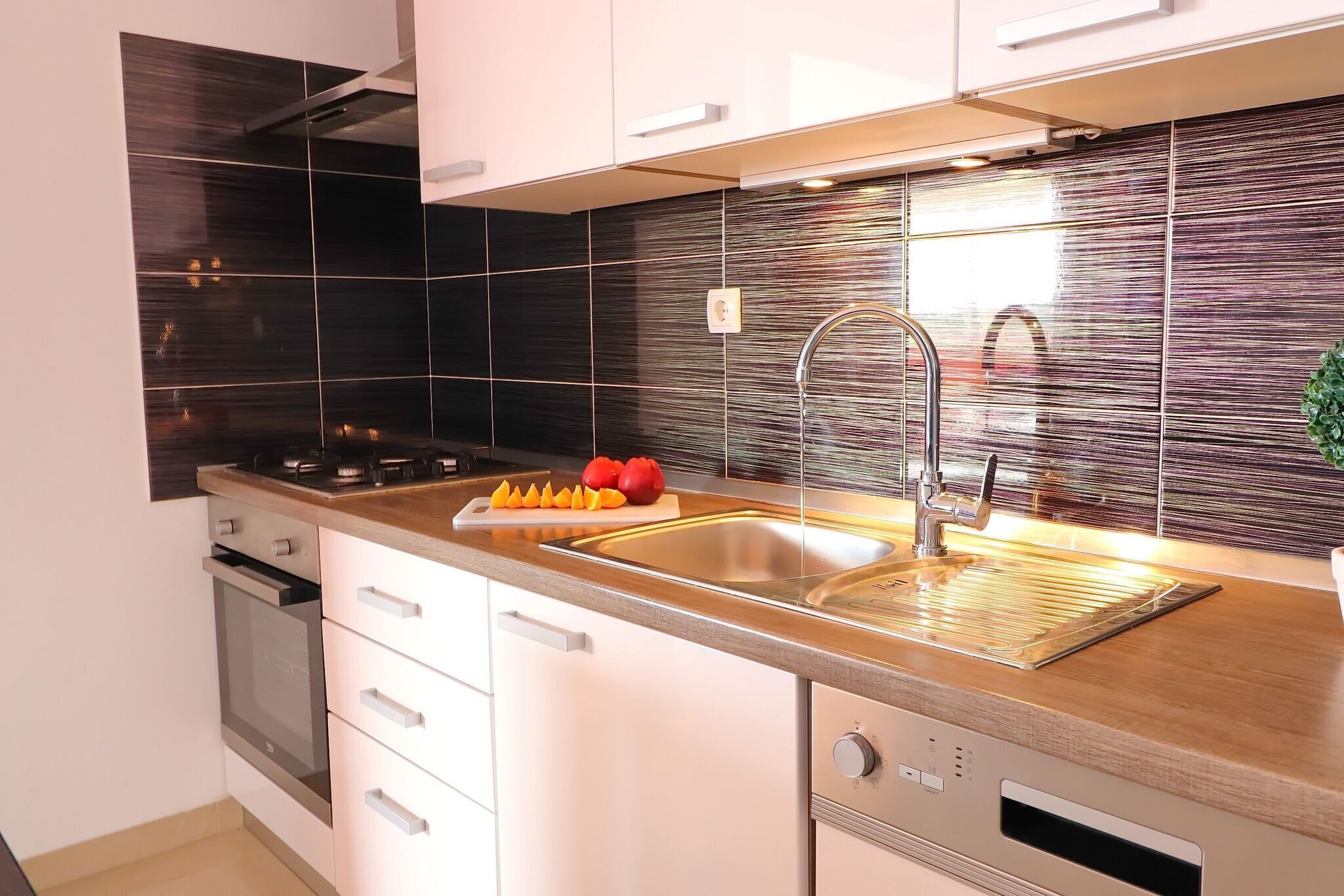 Frigorífico, microondas, horno y placa de cocina