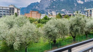 Une vue d’un paysage montagneux, avec des bâtiments au premier plan.