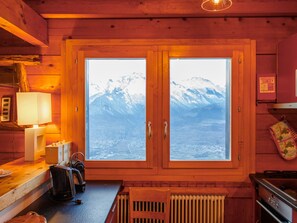 Réfrigérateur, four à micro-ondes, un four, lave-vaisselle