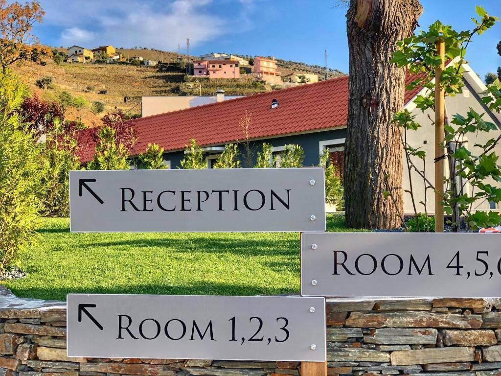 Señalización direccional para habitaciones de hotel y recepción.