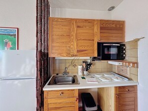Mikrowelle, Wasserkocher mit Kaffee-/Teezubehör, Toaster