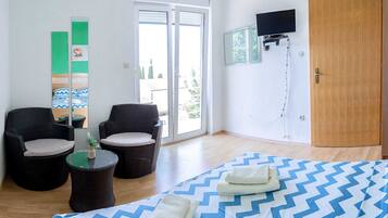 Travel cot, free WiFi