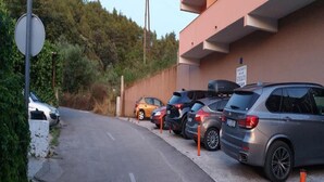 A parking area with several cars parked in front of a building with a sign that reads "STATO". - Apartments St Rialto - Comfort One-Bedroom Apartment with Balcony and Sea View (Jelsa)