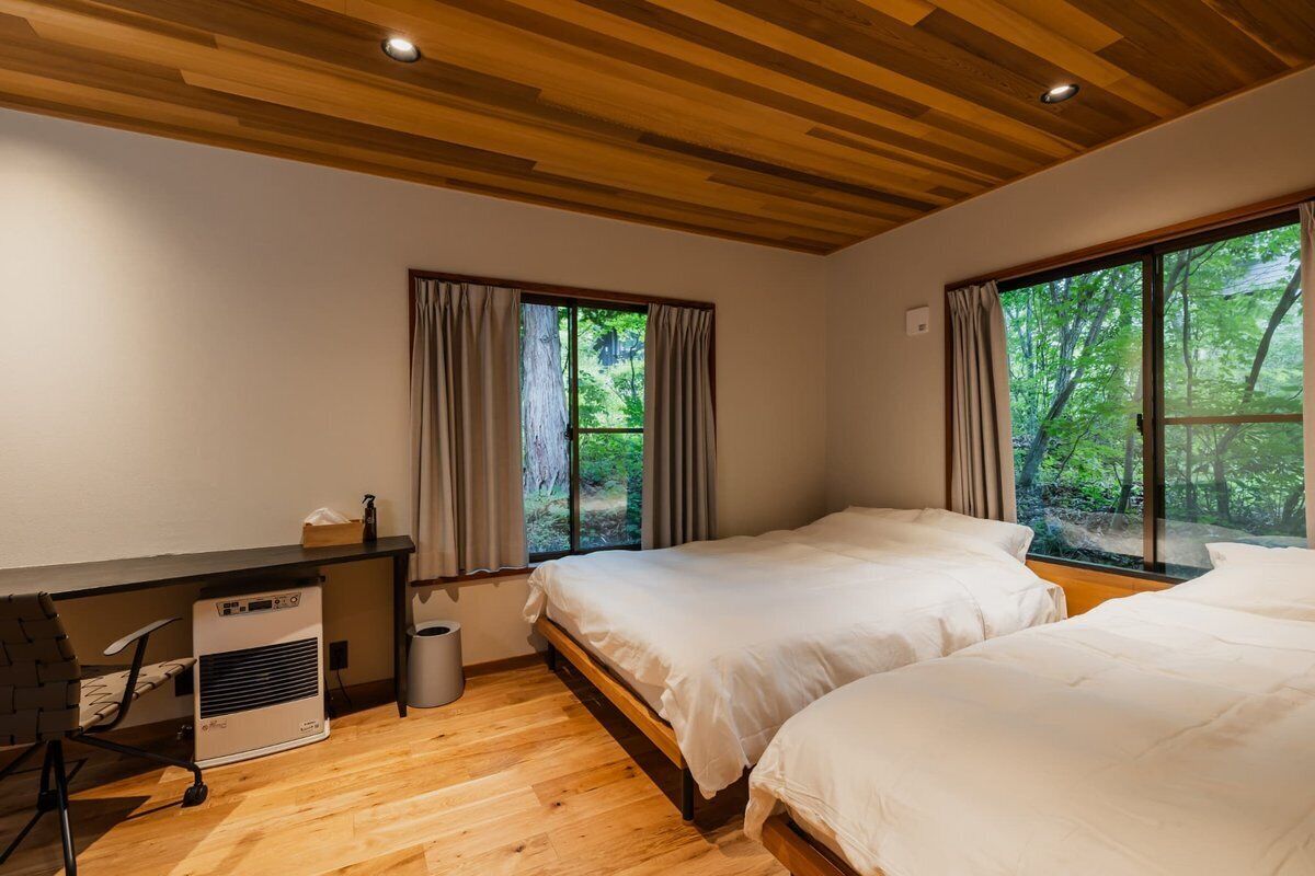 Escritorio, wifi gratis y ropa de cama 