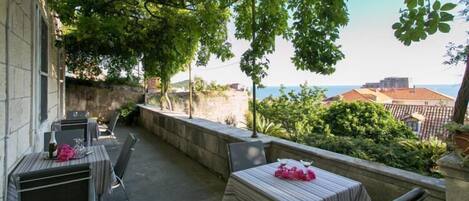 屋外ダイニングエリア