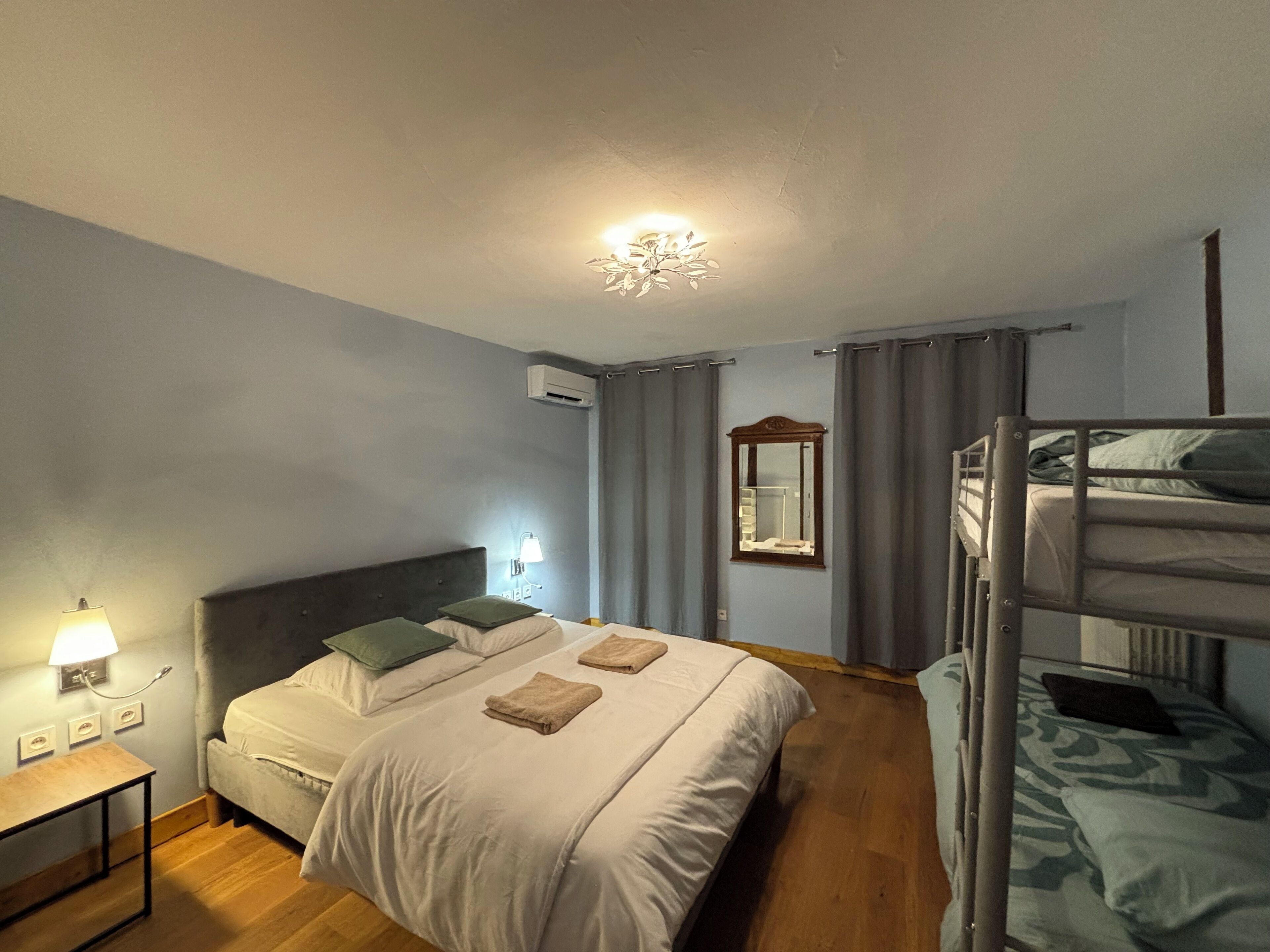 5 habitaciones, tabla de planchar con plancha, cuna de viaje y wifi 