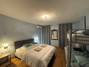 5 bedrooms, iron/ironing board, travel cot, WiFi - Country house for 15 people with pool/garden 3 hours from Paris (Châteaumeillant)