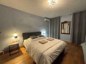 5 slaapkamers, een strijkplank/strijkijzer, reisbedje, wifi