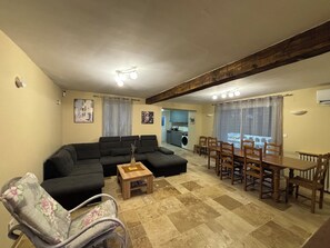 Smart TV - Country house for 15 people with pool/garden 3 hours from Paris (Châteaumeillant)
