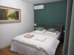 5 bedrooms, iron/ironing board, travel crib, WiFi