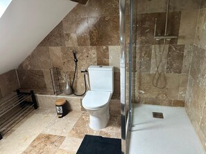 Haartrockner, Handtücher, Toilettenpapier