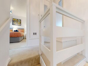 3 bedrooms, iron/ironing board, free WiFi, bed sheets - Parlaunt House - 3 bedroom with FREE Parking (Langley)