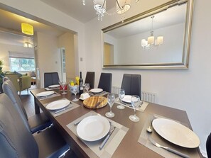 Dining - Parlaunt House - 3 bedroom with FREE Parking (Langley)