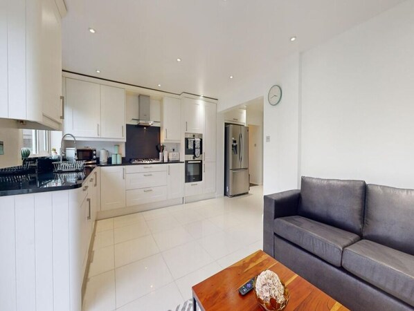 Fridge, microwave, oven, stovetop - Parlaunt House - 3 bedroom with FREE Parking (Langley)