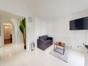 TV - Parlaunt House - 3 bedroom with FREE Parking (Langley)