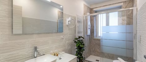 クラシック ダブルまたはツインルーム バルコニー | バスルーム | シャワー、水圧マッサージシャワー、デザイナーバスアメニティ、ヘアドライヤー