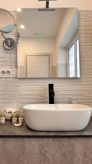 Chambre Triple Deluxe | Salle de bain | Douche, douche hydromassante, articles de toilette de luxe