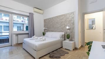 Habitación clásica con 1 cama doble o 2 individuales, balcón | 2 dormitorios, sábanas italianas Frette, ropa de cama de alta calidad