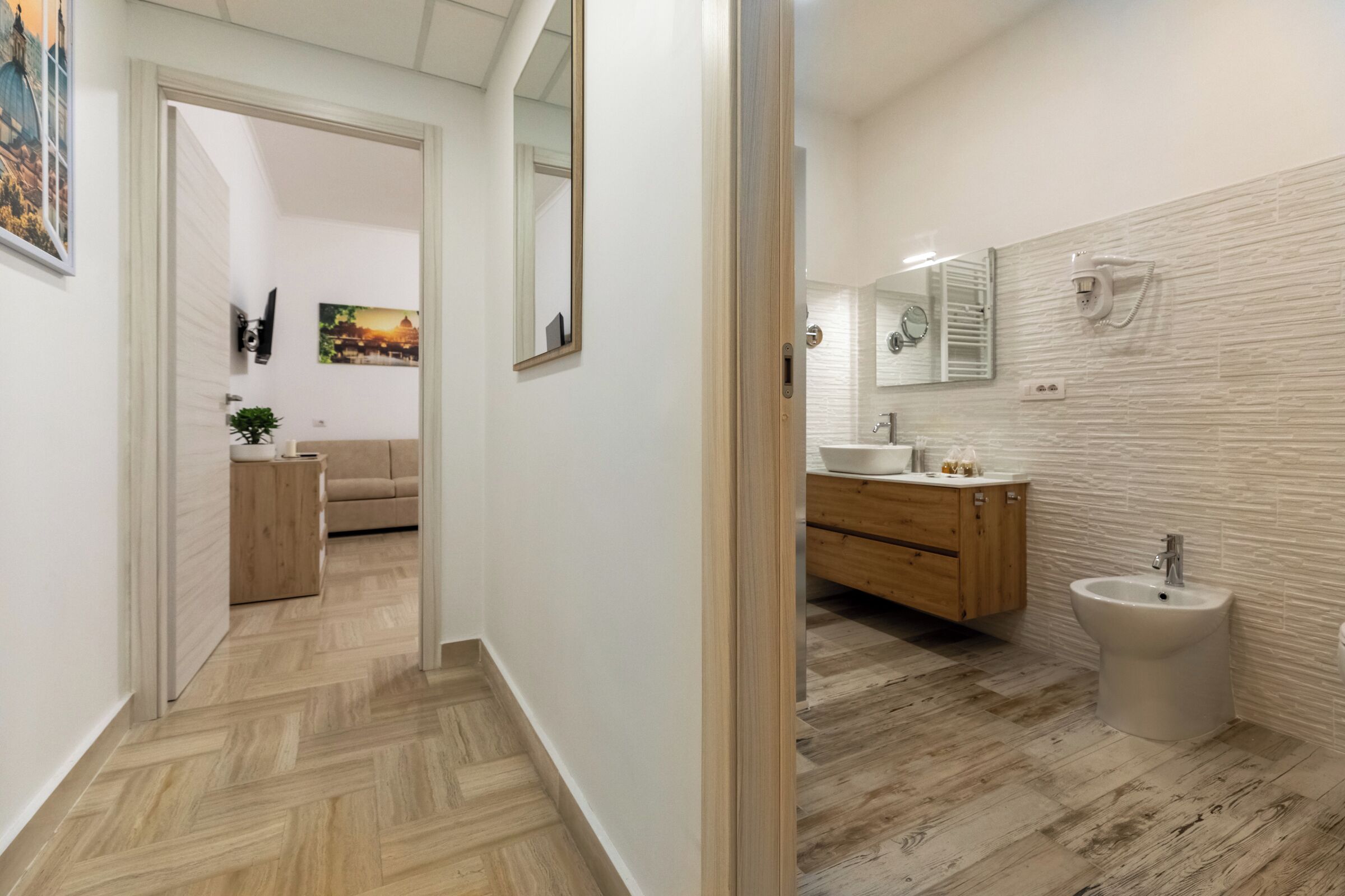 Un bagno moderno con un mobile bagno in legno, un bidet e uno specchio.