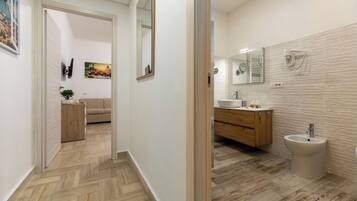 Un bagno moderno con un mobile bagno in legno, un bidet e uno specchio.