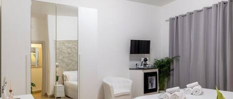 Habitación clásica con 1 cama matrimonial o 2 individuales, balcón | Sábanas italianas Frette, ropa de cama de alta calidad y edredón