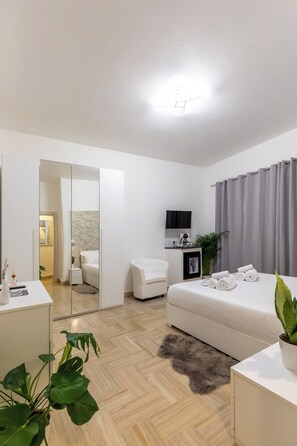 Quarto casal ou duplo clássico, sacada | Lençóis italianos Frette, roupas de cama premium, edredons de pluma
