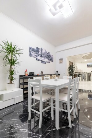 Kyl i allmänt utrymme, mikro i allmänt utrymme, kaffekvarn och kryddor