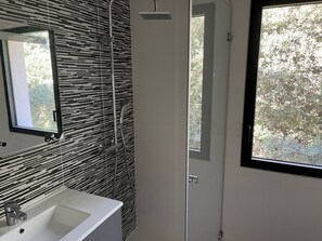 Dusche, Haartrockner, Handtücher, Seife