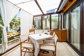 تناول الطعام بالخارج