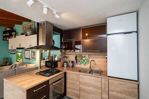 ثلاجة، ميكروويف، فرن، موقد طهي مسطح