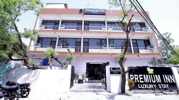 Un edificio a più piani con un cartello che recita "Premium Inn Luxury Stay".