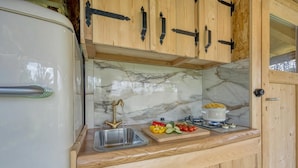 Family House, 1 Bedroom, Balcony (Luxury Glamping House Pia) | Private kitchenette