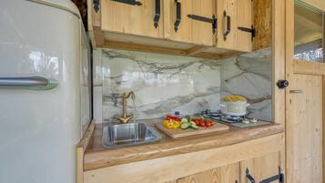 Nhà dành cho gia đình, 1 phòng ngủ, ban công (Luxury Glamping House Pia) | Bếp nhỏ riêng